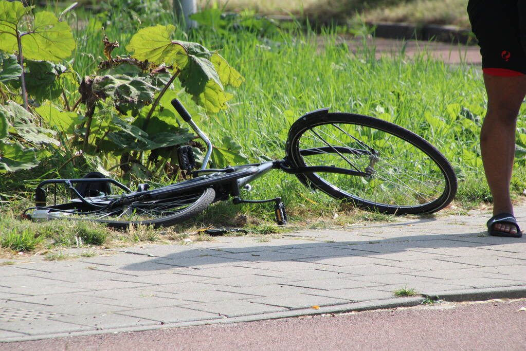 Fietser aangereden door bestelbus