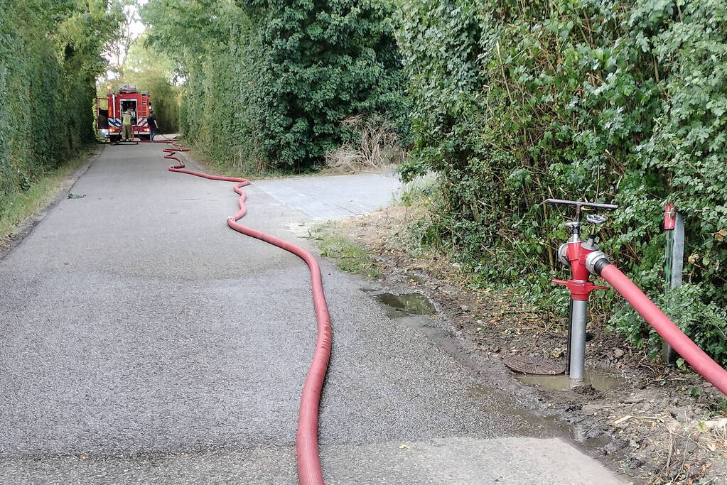 Stapel gesnoeide takken vatten vlam