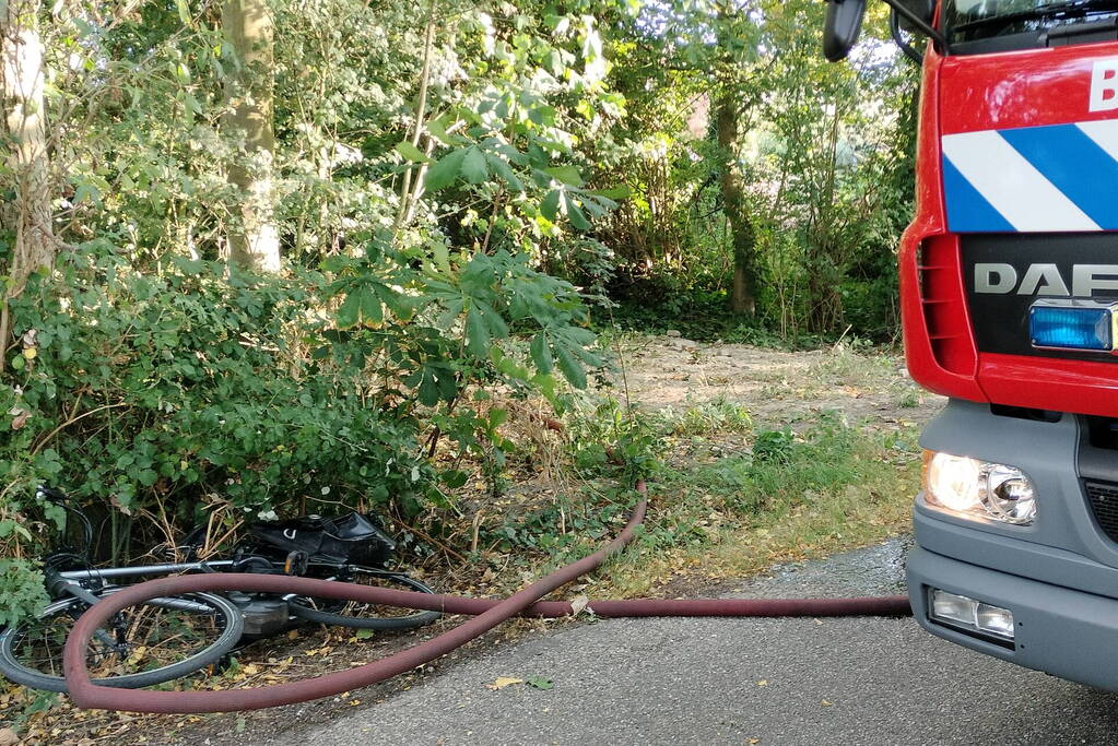 Stapel gesnoeide takken vatten vlam