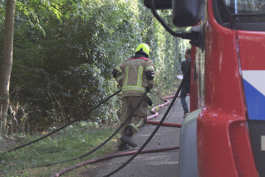 Stapel gesnoeide takken vatten vlam