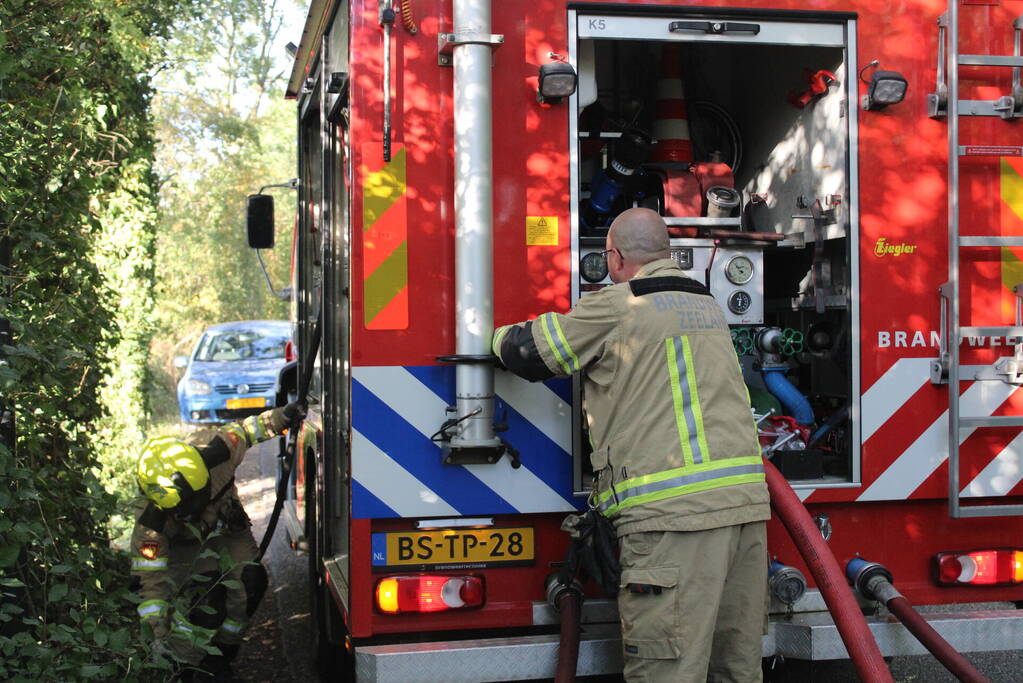 Stapel gesnoeide takken vatten vlam