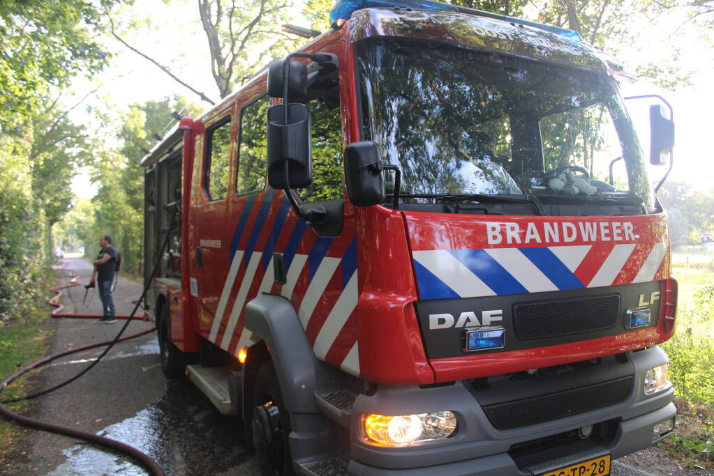 Stapel gesnoeide takken vatten vlam