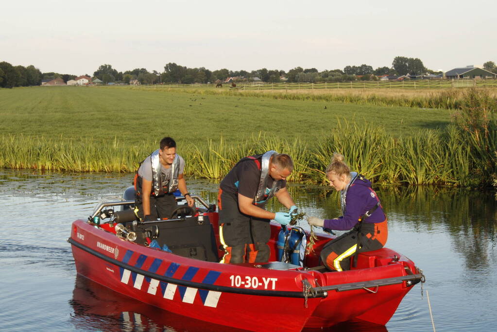 Brandweer redt vastzittende meerkoet