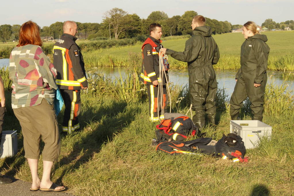 Brandweer redt vastzittende meerkoet