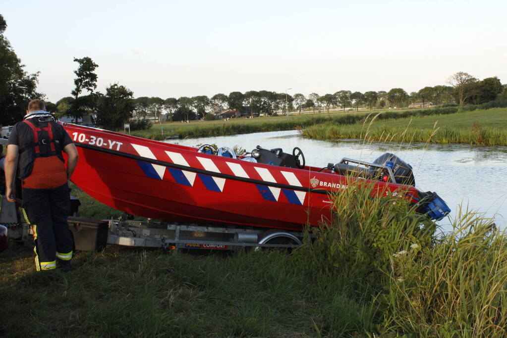 Brandweer redt vastzittende meerkoet