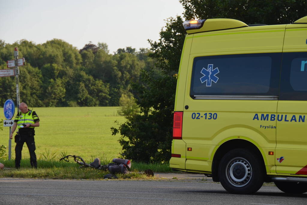 Fietser en bestelbus in botsing