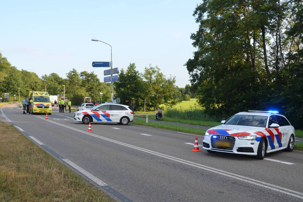 Fietser en bestelbus in botsing