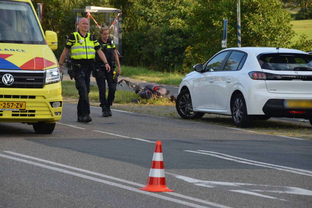 Fietser en bestelbus in botsing