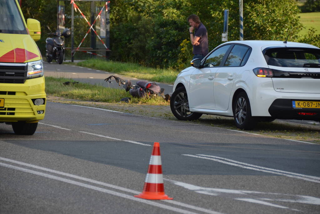 Fietser en bestelbus in botsing