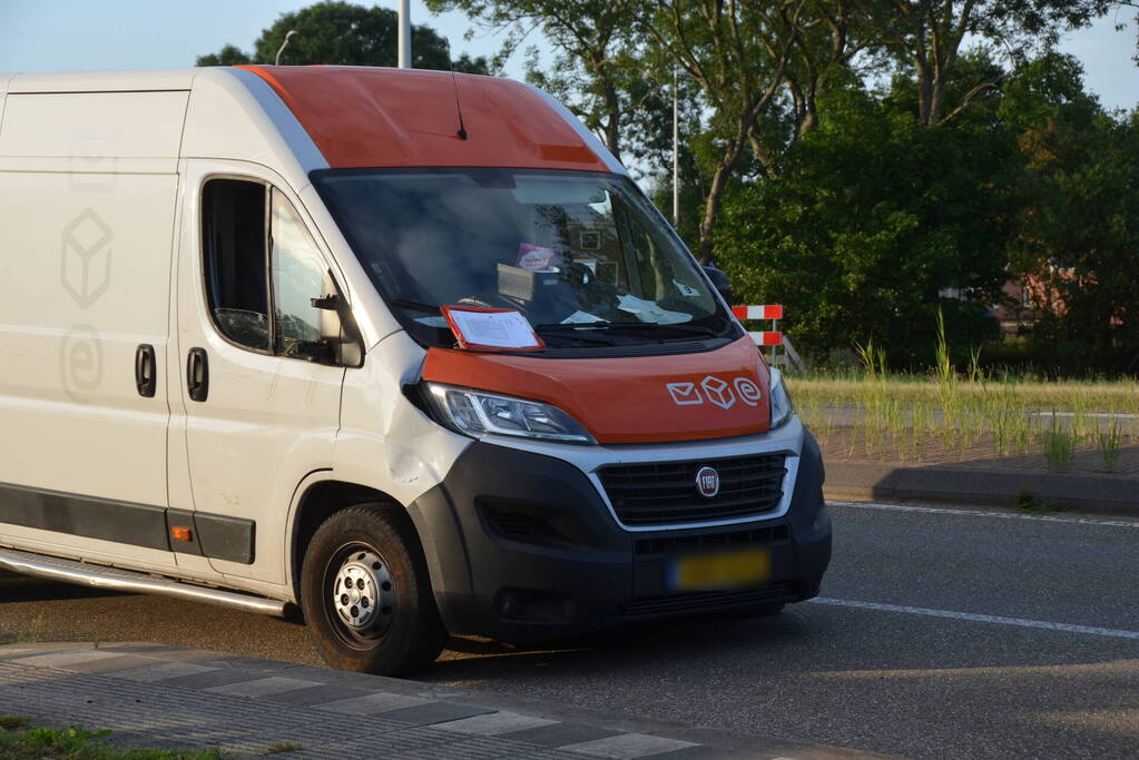 Fietser en bestelbus in botsing
