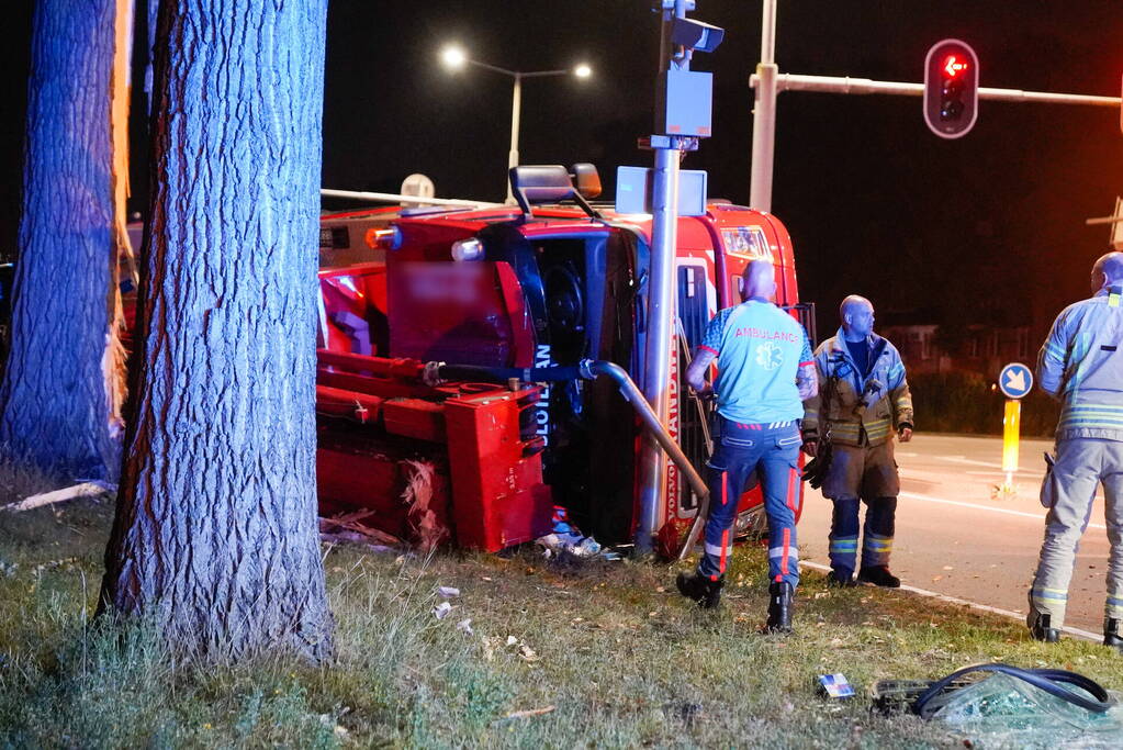 Brandweervoertuig gekanteld bij kruising