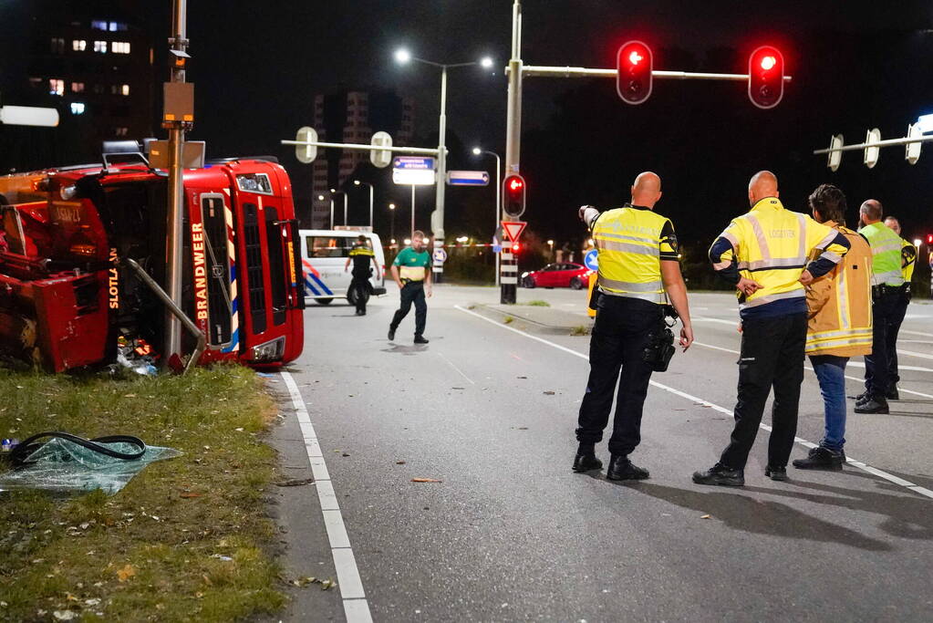Brandweervoertuig gekanteld bij kruising