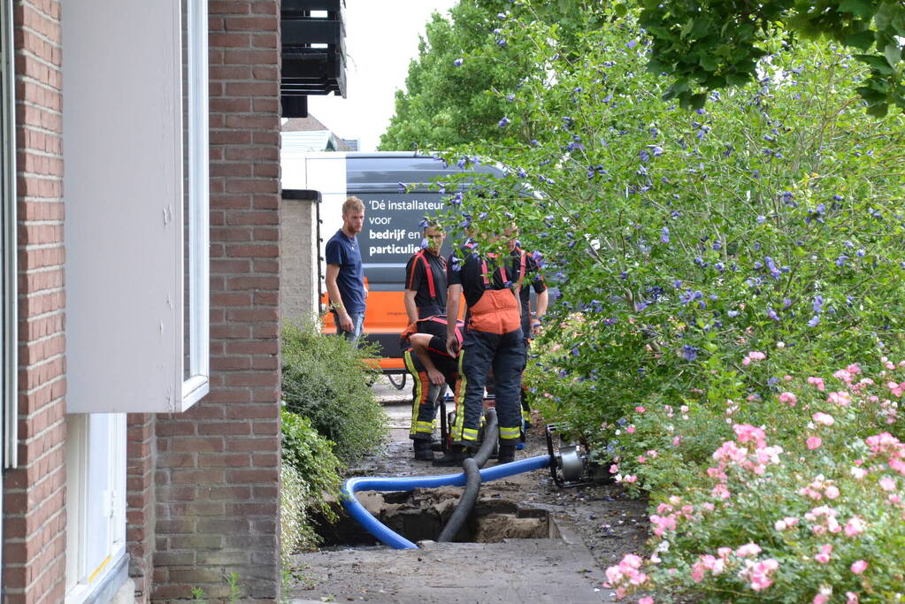 Groot gat ontstaan in voetpad vanwege waterlekkage