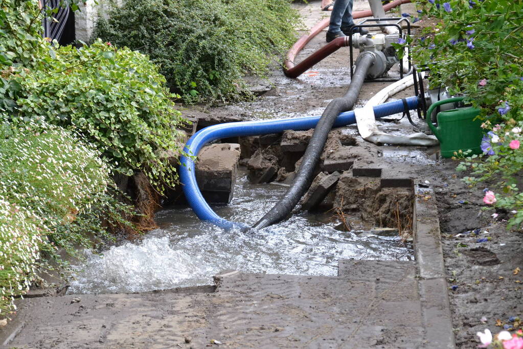 Groot gat ontstaan in voetpad vanwege waterlekkage