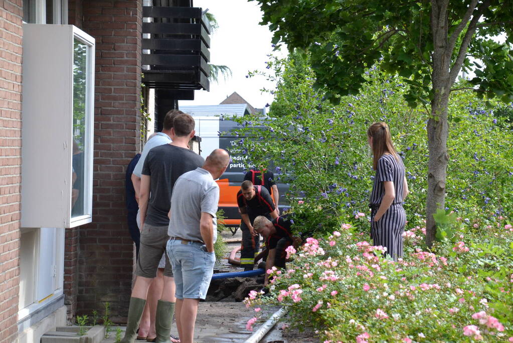 Groot gat ontstaan in voetpad vanwege waterlekkage