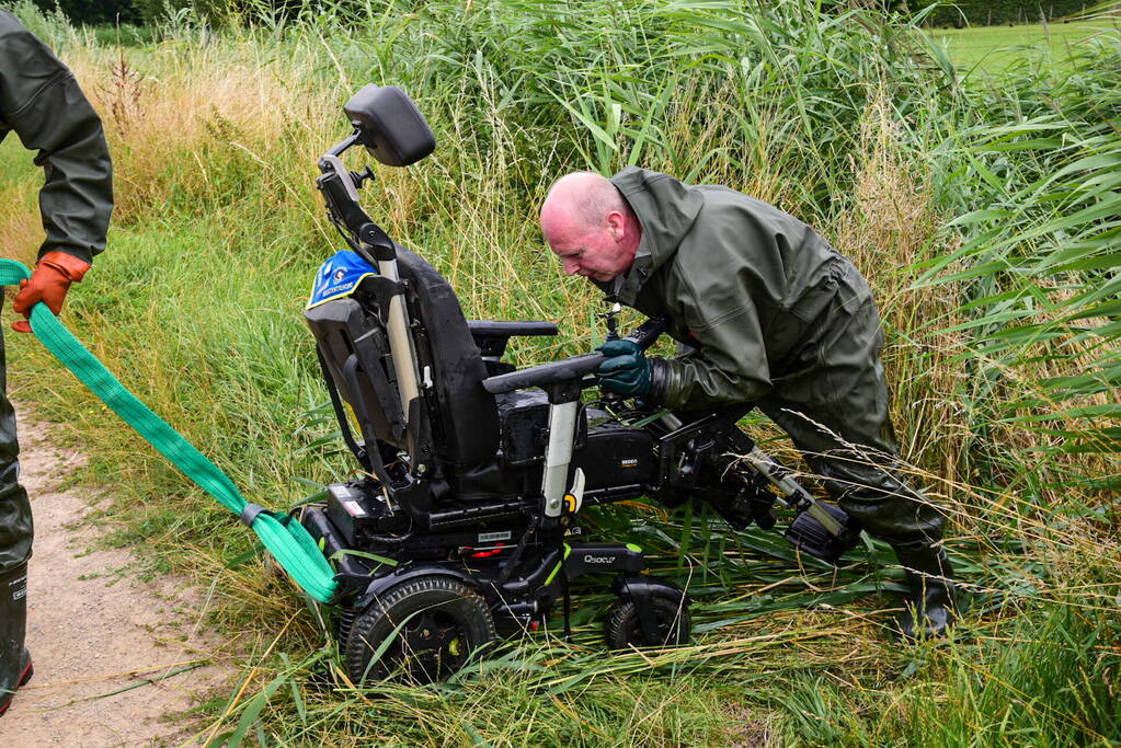Persoon belandt met scootmobiel in sloot
