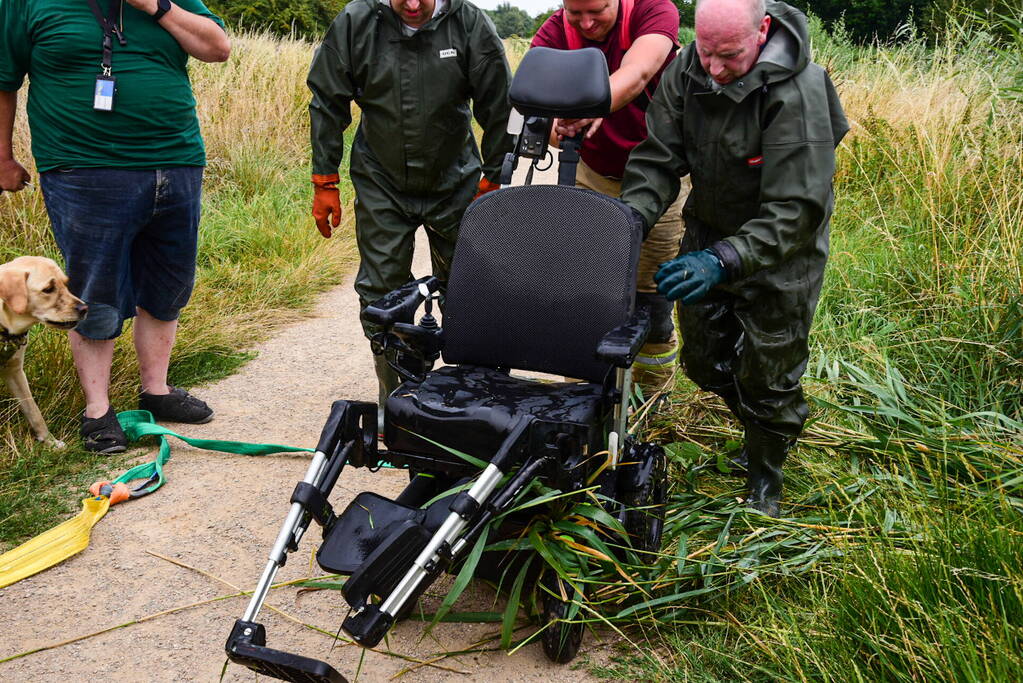 Persoon belandt met scootmobiel in sloot