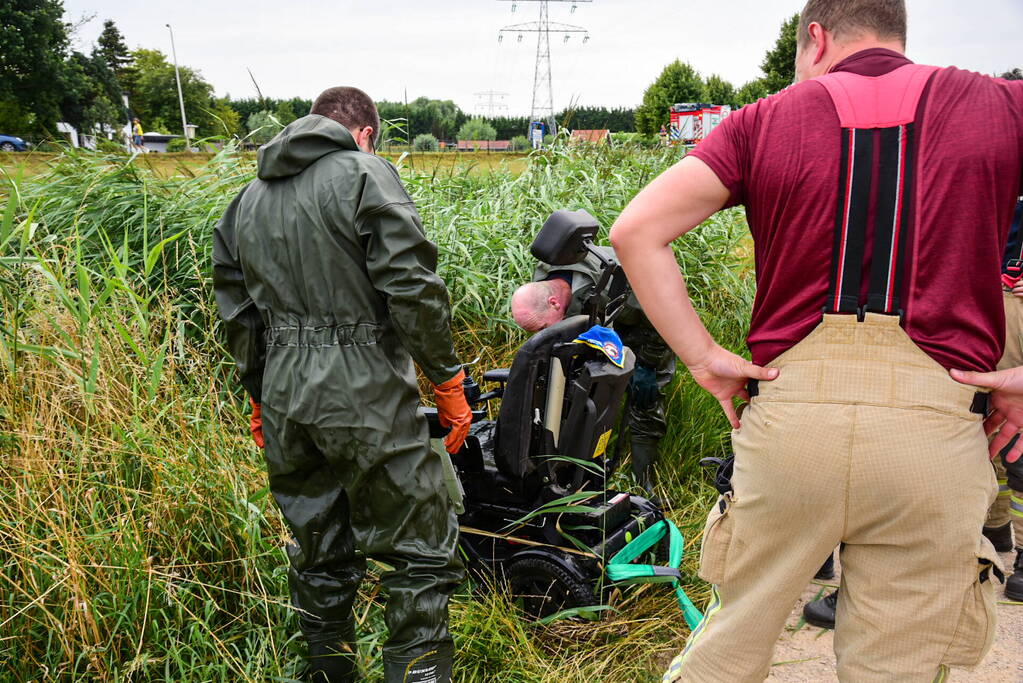 Persoon belandt met scootmobiel in sloot