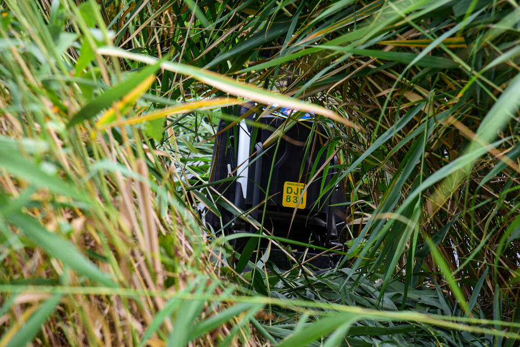 Persoon belandt met scootmobiel in sloot