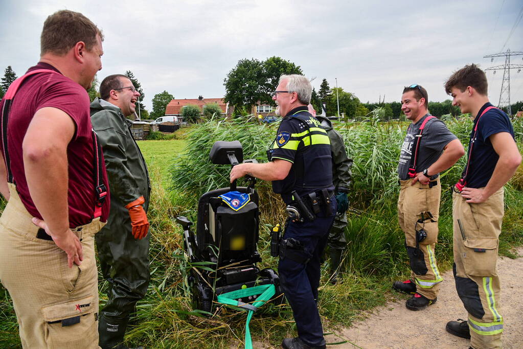Persoon belandt met scootmobiel in sloot
