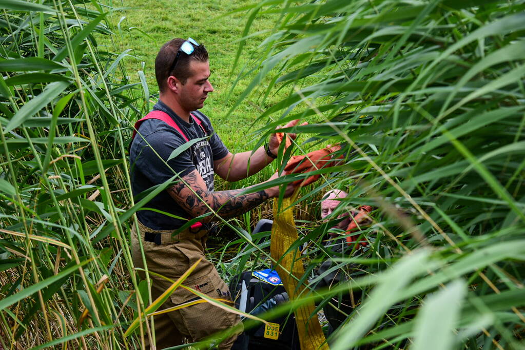 Persoon belandt met scootmobiel in sloot