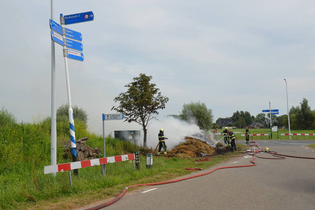 Hevige brand in berg gemaaid gras