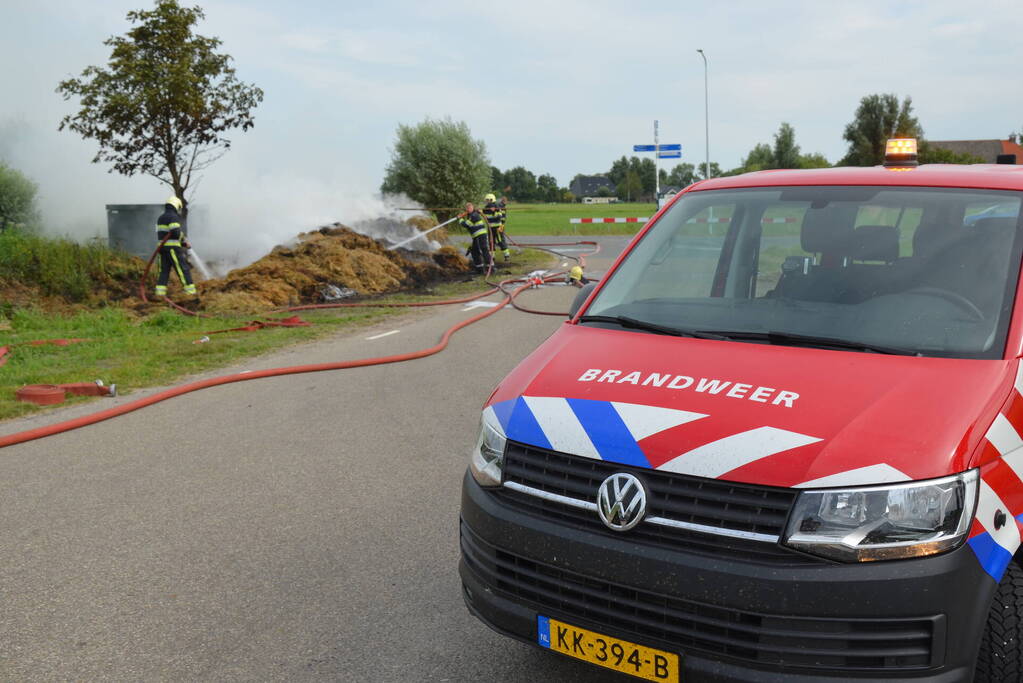 Hevige brand in berg gemaaid gras