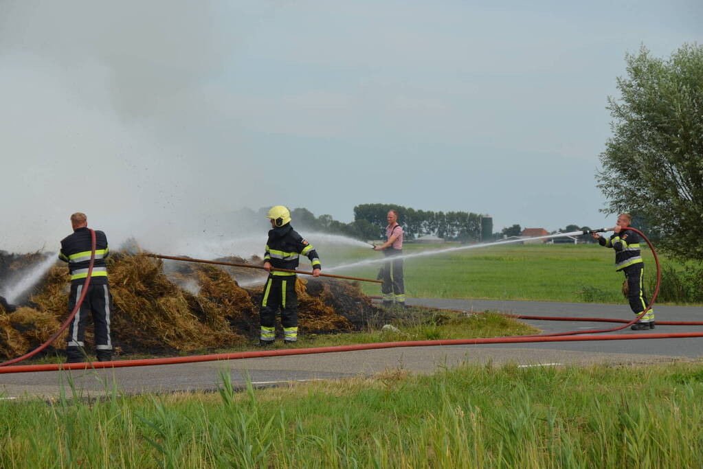 Hevige brand in berg gemaaid gras