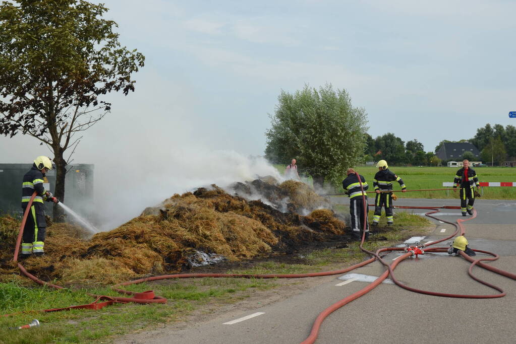 Hevige brand in berg gemaaid gras
