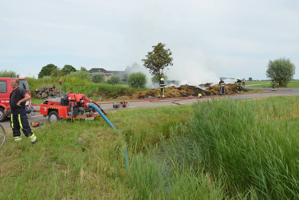 Hevige brand in berg gemaaid gras