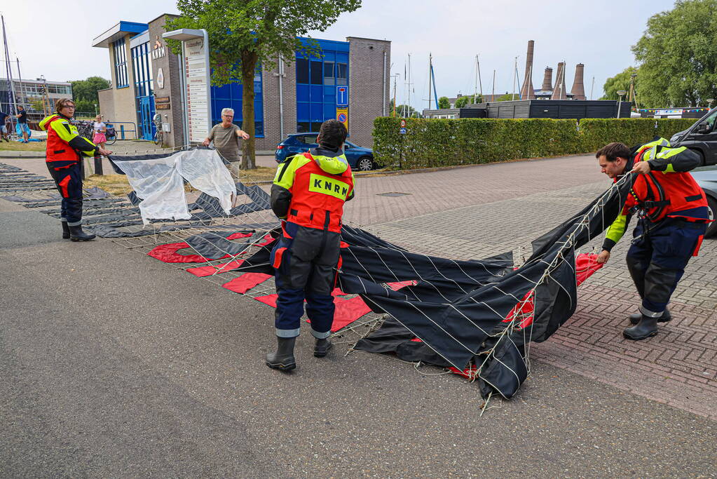 Reclamevliegtuig verliest spandoek