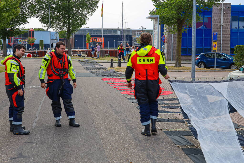 Reclamevliegtuig verliest spandoek