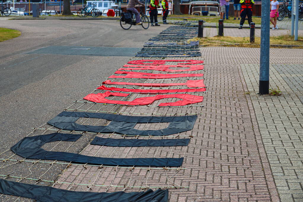 Reclamevliegtuig verliest spandoek