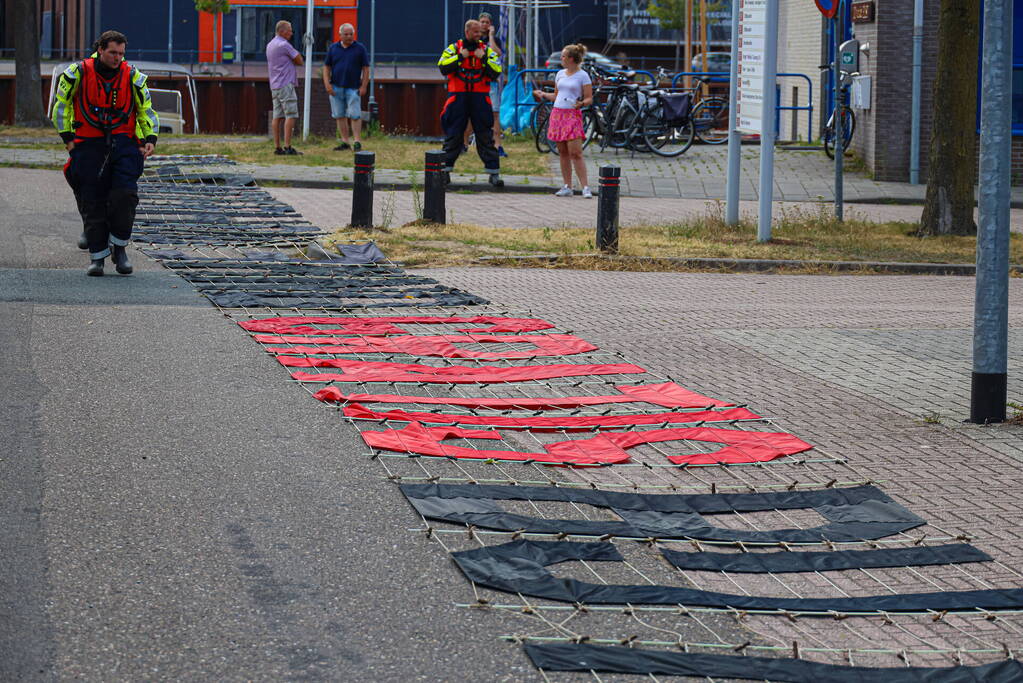 Reclamevliegtuig verliest spandoek