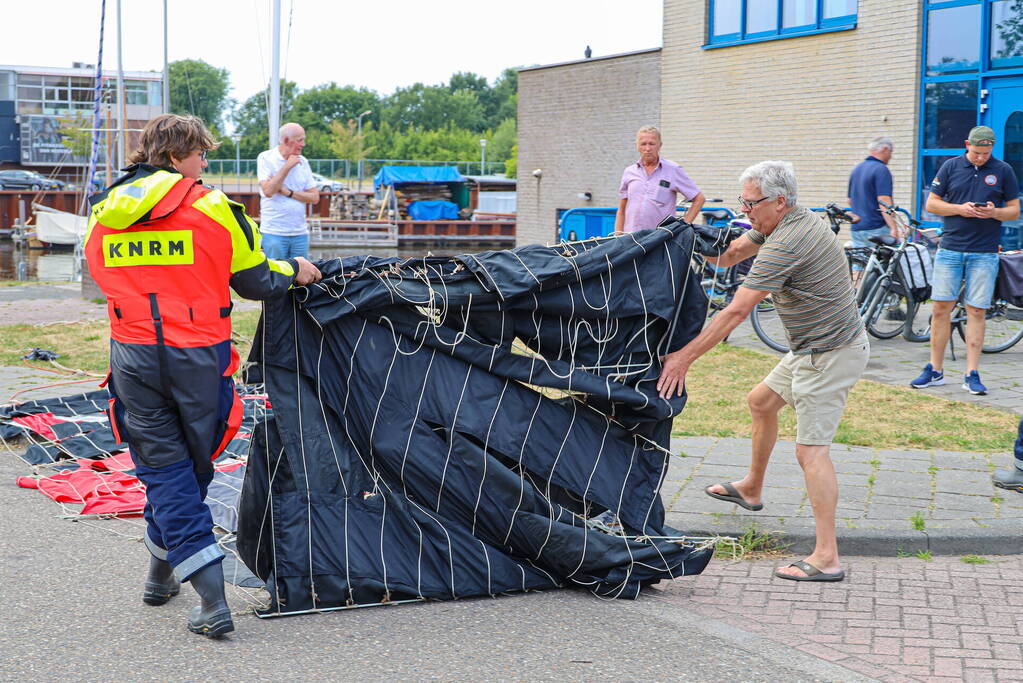 Reclamevliegtuig verliest spandoek