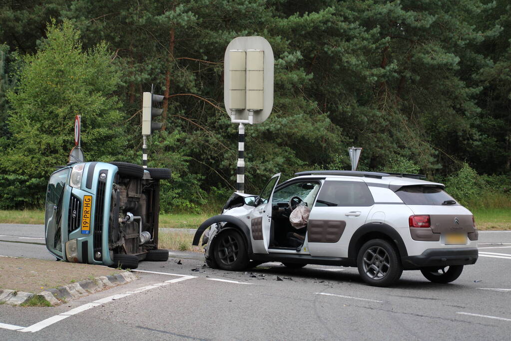 Auto op zijn kant na ongeval