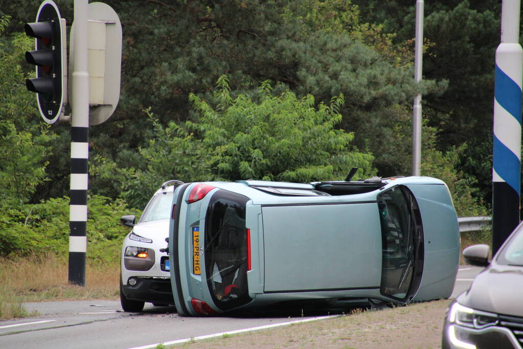 Auto op zijn kant na ongeval