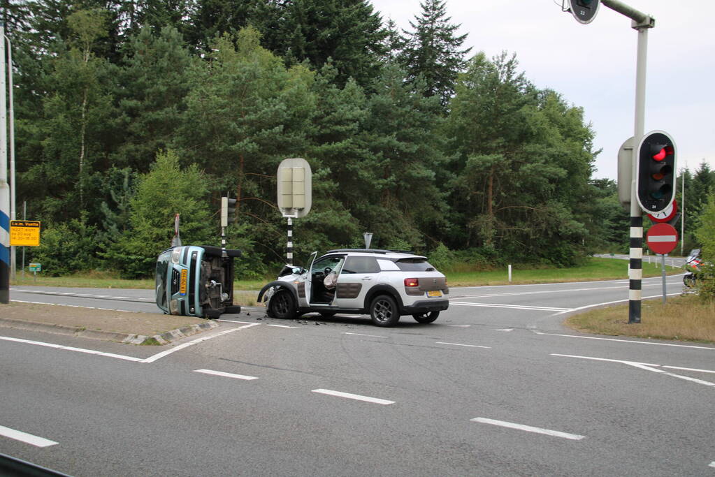 Auto op zijn kant na ongeval