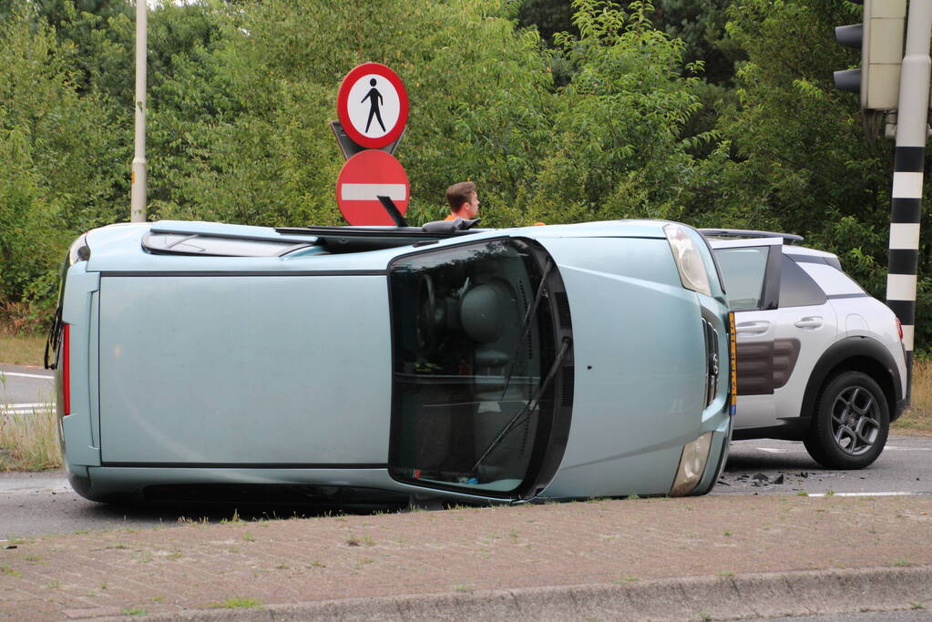 Auto op zijn kant na ongeval