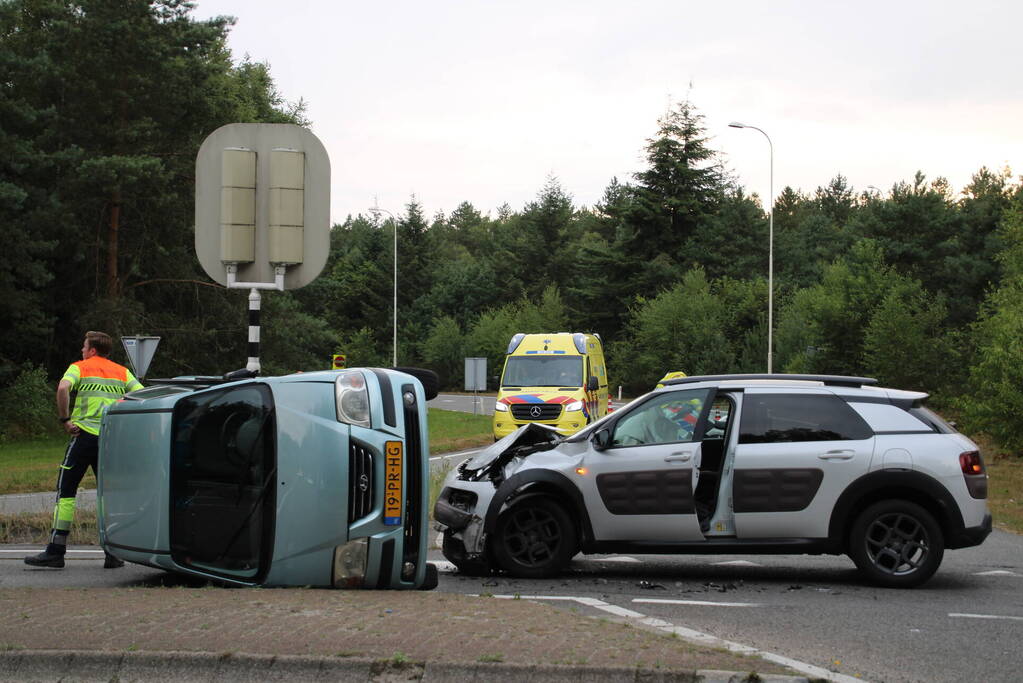 Auto op zijn kant na ongeval