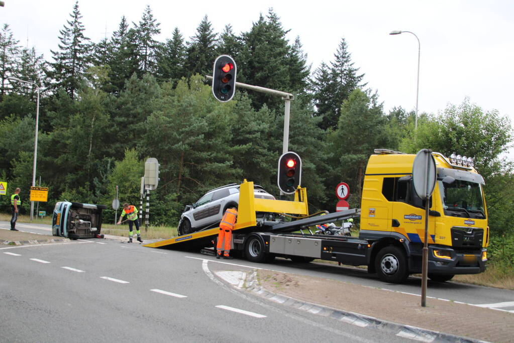 Auto op zijn kant na ongeval