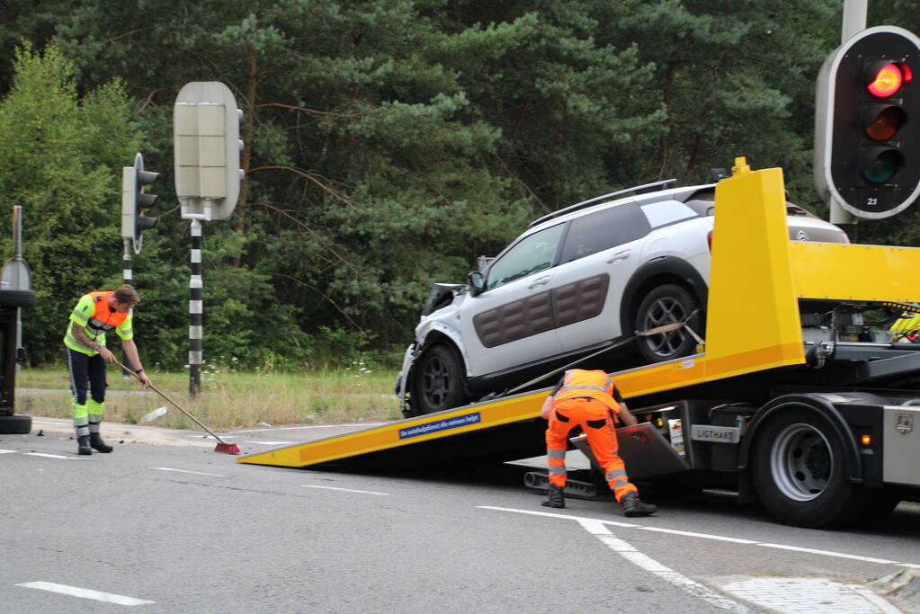 Auto op zijn kant na ongeval