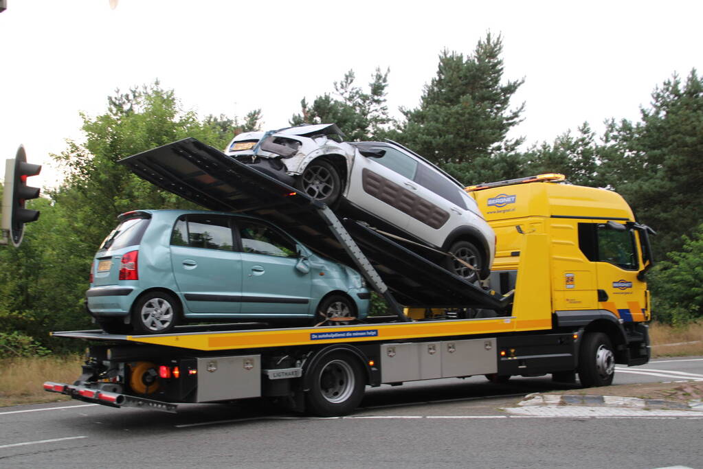 Auto op zijn kant na ongeval
