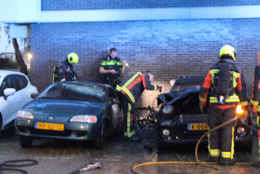 Flatgebouw loopt schade op bij autobrand
