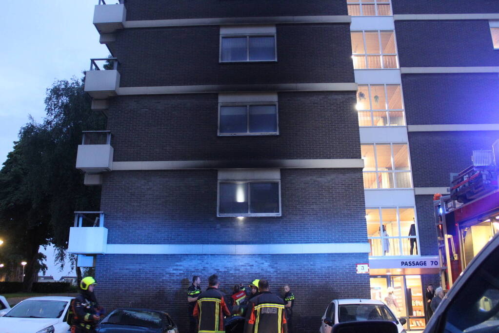 Flatgebouw loopt schade op bij autobrand