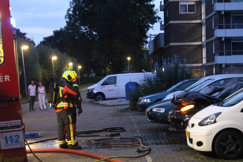 Flatgebouw loopt schade op bij autobrand