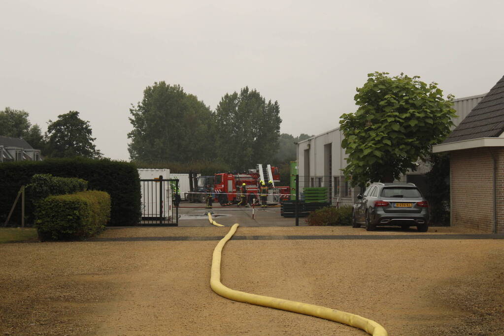 Veel rook bij brand in loods