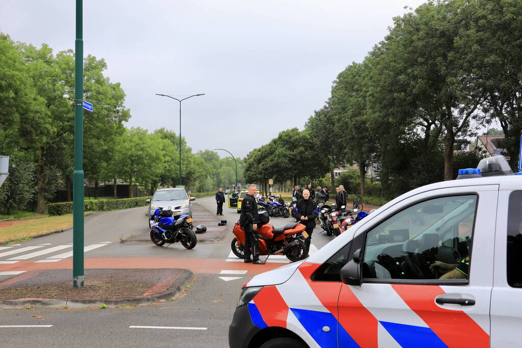 Motorrijder gaat met motor van overleden vriend onderuit op spekgladde wegdek tijdens toertocht