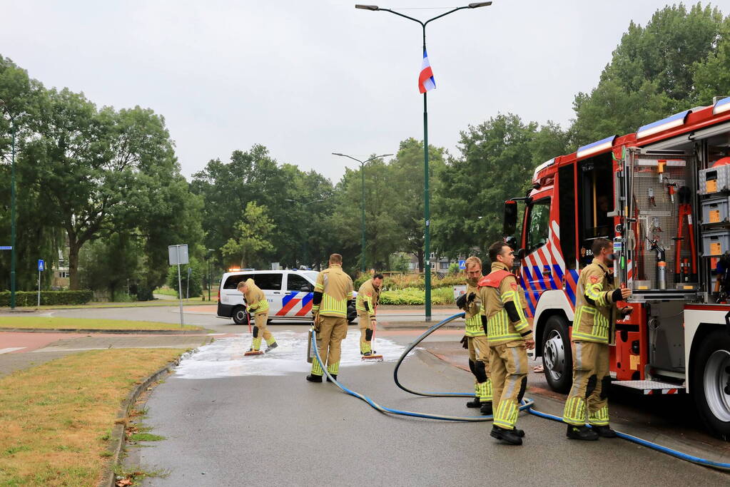 Motorrijder gaat met motor van overleden vriend onderuit op spekgladde wegdek tijdens toertocht