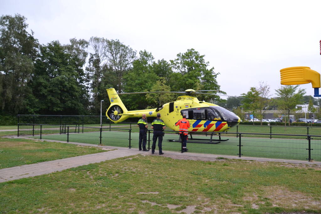 Traumahelikopter landt op speelveld